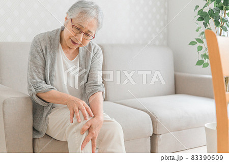 膝が痛い高齢者女性 83390609