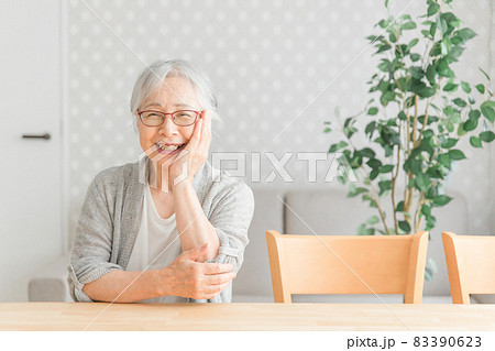 笑顔の高齢者 83390623