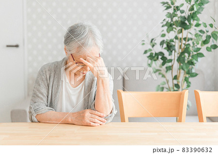 憂鬱な表情の高齢者女性 83390632