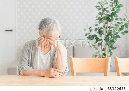 憂鬱な表情の高齢者女性 83390633