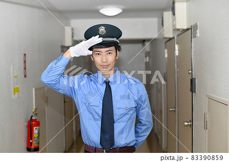 帽子と制服を着た巡回警備員の若い男性 83390859