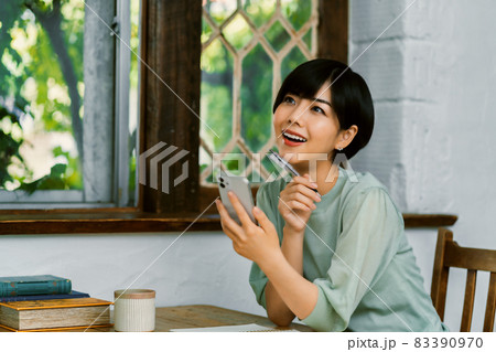 自宅で勉強する女性 自宅で勉強する女性 83390970