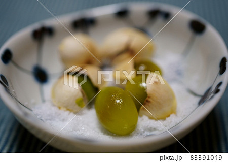 小皿の上の焼いた銀杏　殻付き 83391049