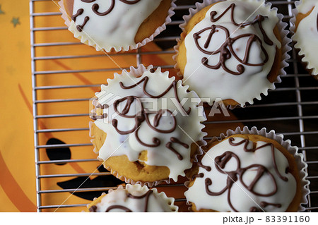 ハロウィン用のかぼちゃマフィン　手作りお菓子 83391160