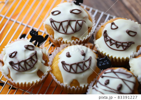 ハロウィン用のかぼちゃマフィン　手作りお菓子 83391227