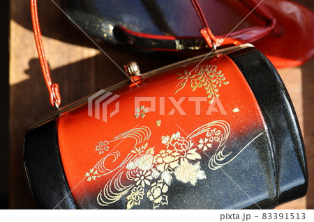 赤と黒の和装ハンドバッグと草履　着物用小物 83391513