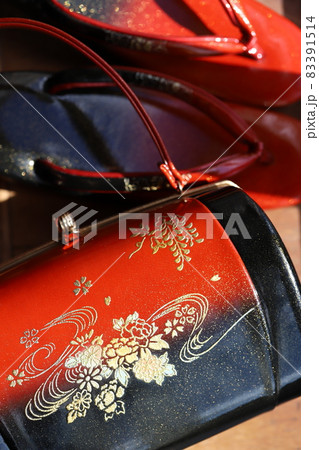 赤と黒の和装ハンドバッグと草履　着物用小物 83391514