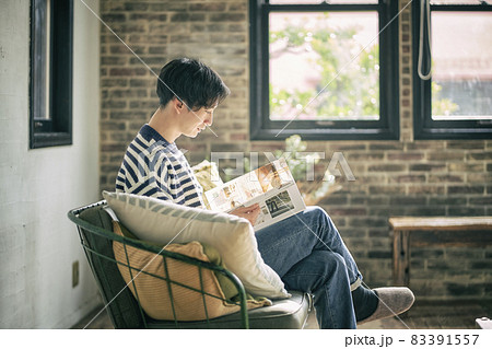 誌を読む男性 誌を読む男性 83391557