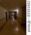 夜の病院の廊下 83391662