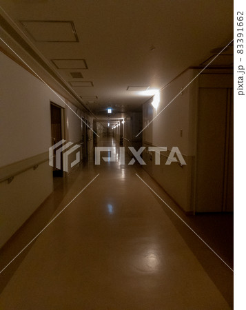 夜の病院の廊下 夜の病院の廊下 83391662