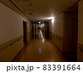 夜の病院の廊下 83391664