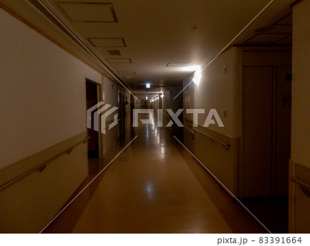 夜の病院の廊下 夜の病院の廊下 83391664