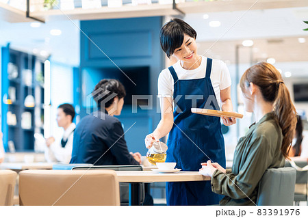 店員 カフェ アルバイト 撮影協力:Creadisce(丸善雄松堂株式会社) 店員 カフェ アルバイト 撮影協力:Creadisce(丸善雄松堂株式会社) 83391976