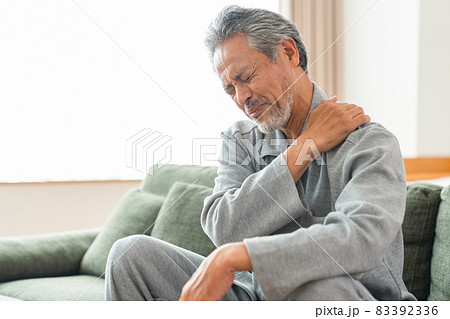 疲れたシニア男性 疲れたシニア男性 83392336