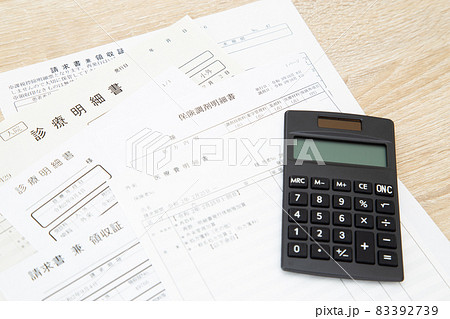 医療明細と電卓 医療明細と電卓 83392739