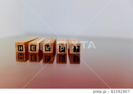 木製ブロックで作ったヘルプ文字 83392907