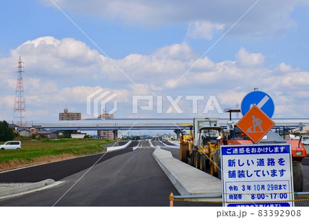 新たに敷設される道路の工事 83392908