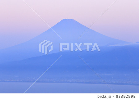 富士山　伊豆市　駿河湾  朝靄に染まるビーナスベルト 83392998