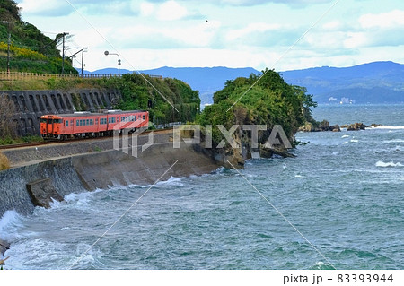雨晴海岸を行く　氷見線　　頑張れ富山県 83393944