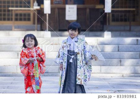 七五三詣りの家族 七五三詣りの家族 83393981