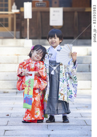 七五三詣りの家族 七五三詣りの家族 83393983