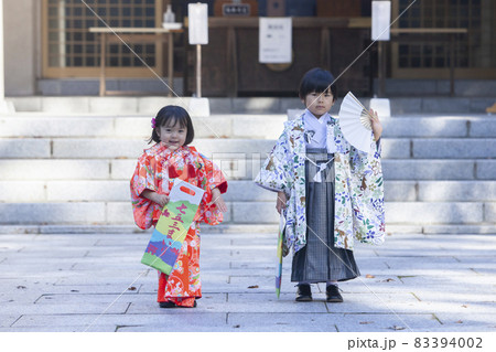 七五三詣りの家族 七五三詣りの家族 83394002