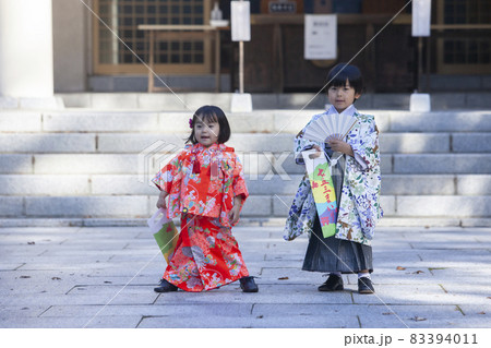 七五三詣りの家族 七五三詣りの家族 83394011