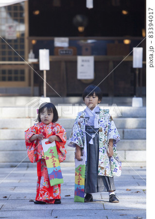 七五三詣りの家族 83394017