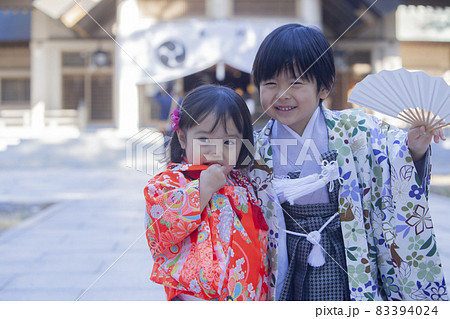 七五三詣りの家族 七五三詣りの家族 83394024