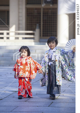 七五三詣りの家族 83394037