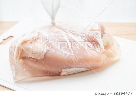 ブライン液に漬けている鶏むね肉 83394477
