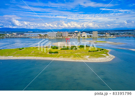 静岡県浜松市の浜名湖の有名な弁天島観光シンボルタワー、赤鳥居を含めてドローンでの空からの撮影 83395796