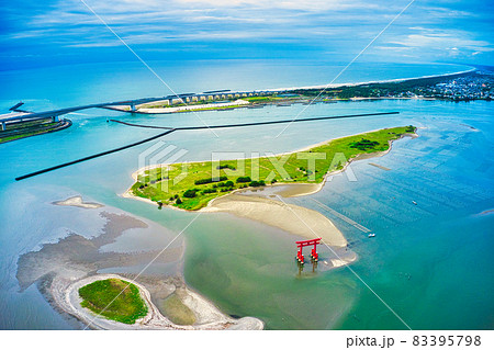 静岡県浜松市の浜名湖の有名な弁天島観光シンボルタワー、赤鳥居を含めてドローンでの空からの撮影 83395798