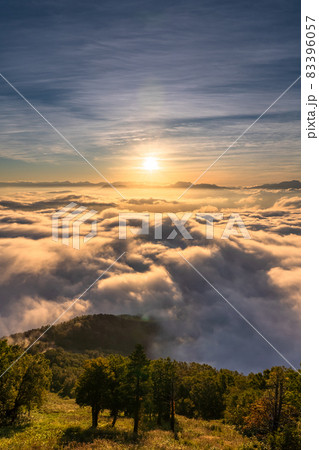 《長野県》天空の眺め・夕暮れの大雲海 《長野県》天空の眺め・夕暮れの大雲海 83396057