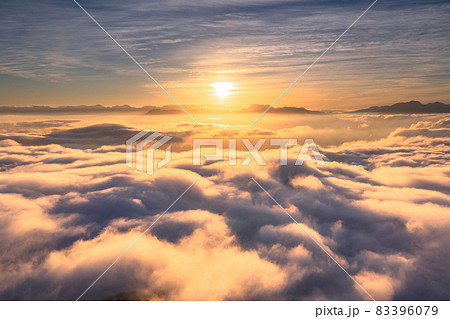 《長野県》天空の眺め・夕暮れの大雲海 83396079