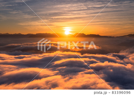 《長野県》天空の眺め・夕暮れの大雲海 83396096