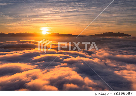 《長野県》天空の眺め・夕暮れの大雲海 83396097