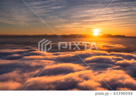 《長野県》天空の眺め・夕暮れの大雲海 83396098