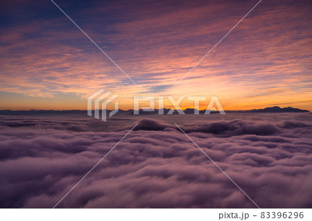 《長野県》天空の眺め・夕暮れの大雲海 《長野県》天空の眺め・夕暮れの大雲海 83396296