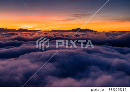 《長野県》天空の眺め・夕暮れの大雲海 《長野県》天空の眺め・夕暮れの大雲海 83396315