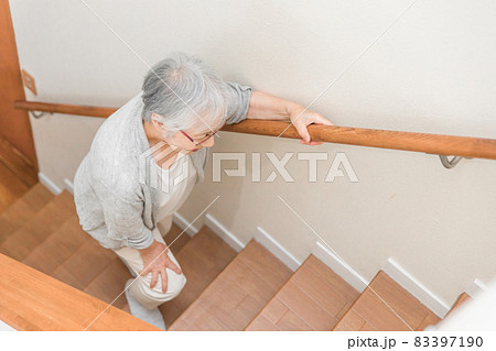 階段を登る高齢者女性 階段を登る高齢者女性 83397190