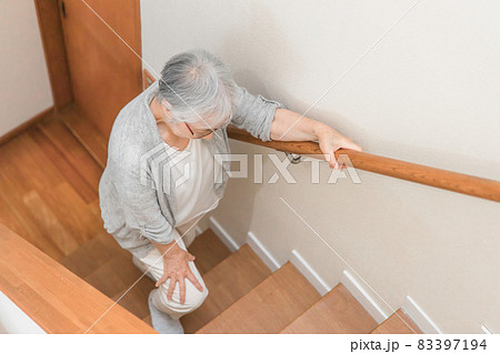 階段を登る高齢者女性 階段を登る高齢者女性 83397194