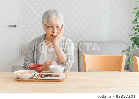 食事をする高齢者女性（痛い） 83397201