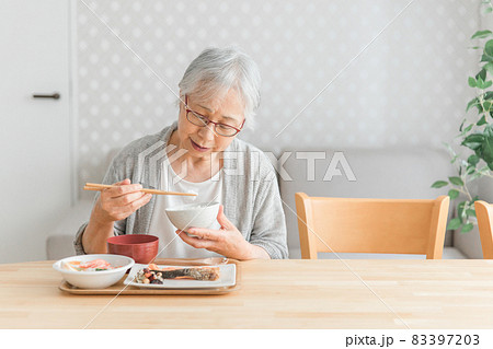 食事をする高齢者女性（食欲低下） 83397203