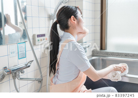 お風呂掃除をする家政婦・家事代行スタッフ（困る） 83397245