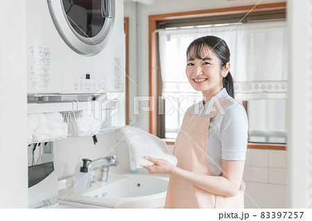 家政婦・ハウスキーパー・家事代行スタッフ（カメラ目線） 83397257