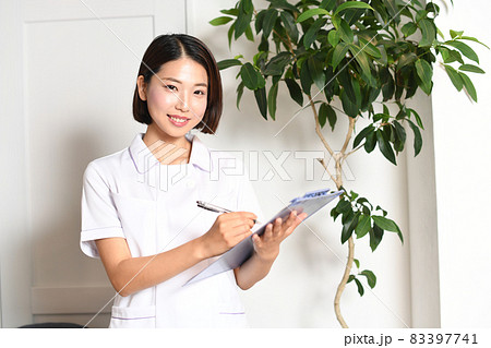 室内にいる医療従事者の若い女性 室内にいる医療従事者の若い女性 83397741