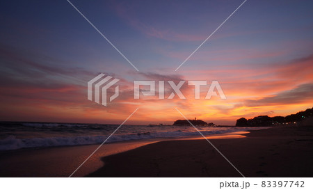夕暮れの浜辺 夕暮れの浜辺 83397742
