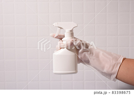 スプレーボトルを持つ手 スプレーボトルを持つ手 83398675