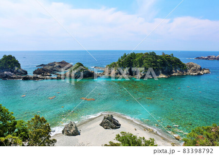 和歌山県　青空と海　黒島　婦夫波　恋人岬 83398792